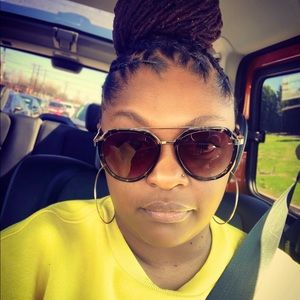 Meet your Posher, Cassandra drumldy